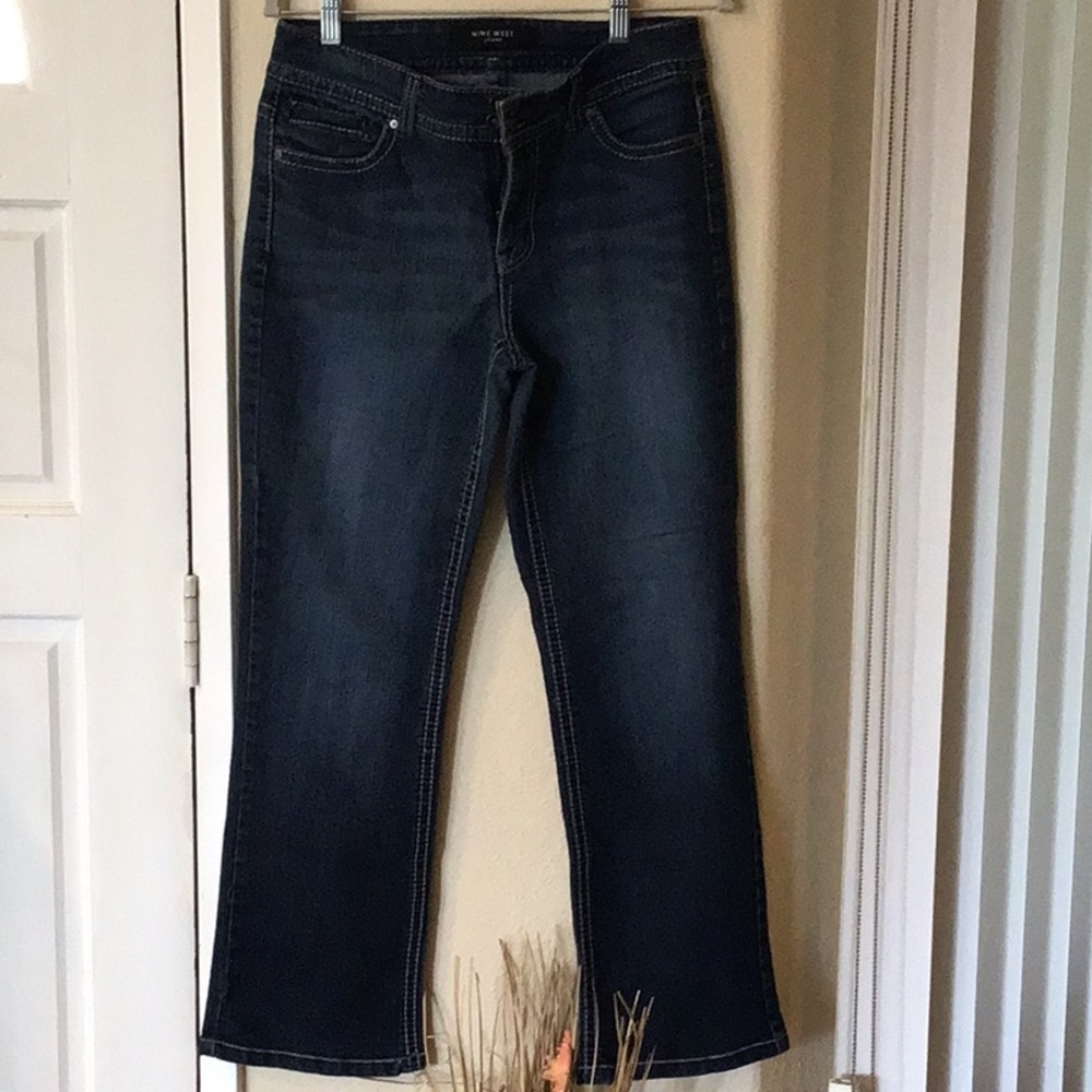 Nine West ladies jeans. GUC SZ 6/27 Average. Decorated back pockets.